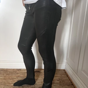 Skinnbyxor - Otroligt snygga och sköna skinnbyxor i slimmad model. Fina detaljer, snygga fickor. OBS! Man behöver byta dragkedjan. Nypris runt 5000 kr