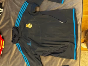 Fotbollströja  - En adidas tröja med champions league tryck. Tjock tröja i storlek M. Skulle säga att det mer är en L. Köparen står för frakt om inte möte går. 
