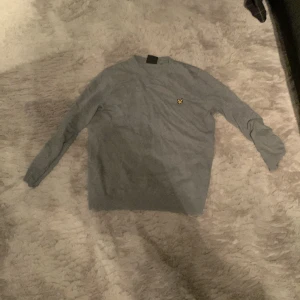 Lyle and scott tröja - Säljer denna tröja då den inte kommer till sndvönding och den är lite stor. Har inte andvända mycket och det är inga defekter på tröjan.