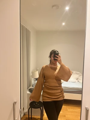 Stickad tröja/klänning.  - Jättesnygg stickad tröja/klänning i strlk S från Boohoo. Passar som klänning om du är under 1.60. Annars jättesnygg som tröja. Fina ärmar. Kamelbrun färg. Aldrig använd, prislapp kvar.