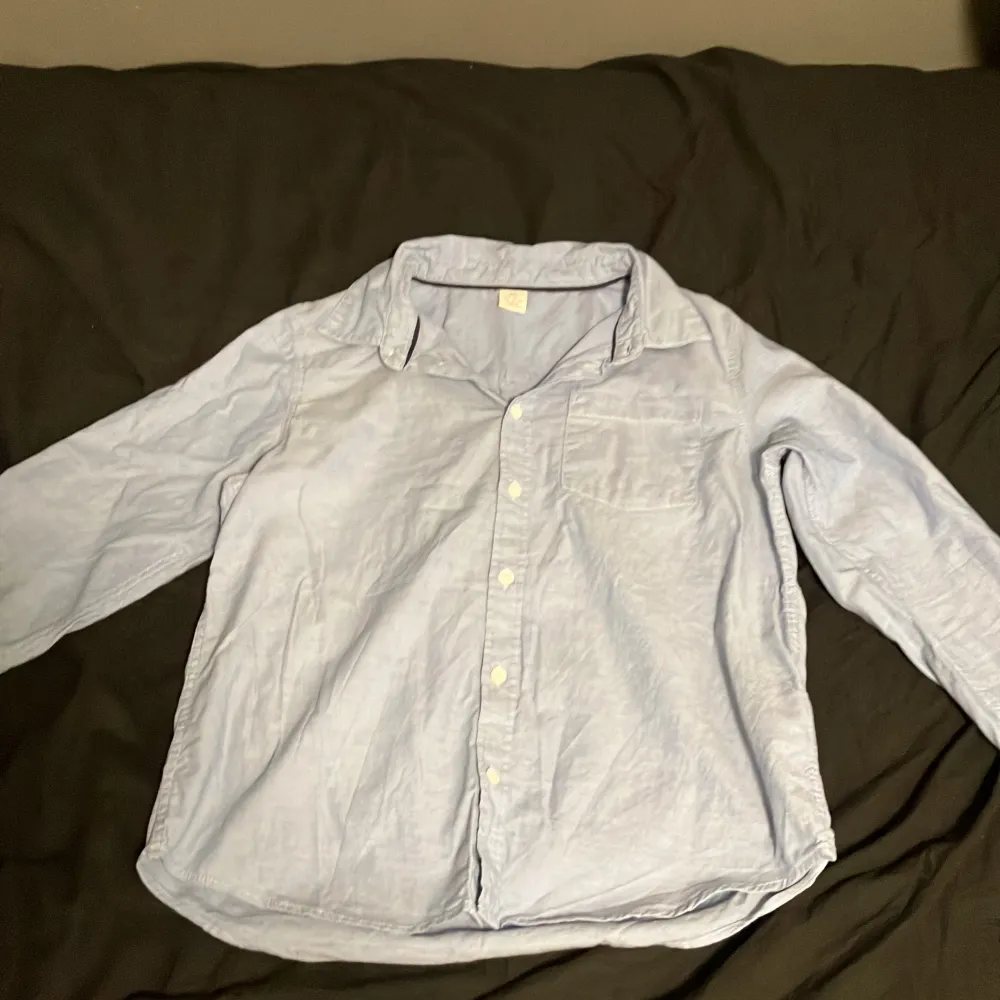 Hej! Säljer en blå och en vit skjorta från hm i storlek 158. Bra skick!. Skjortor.
