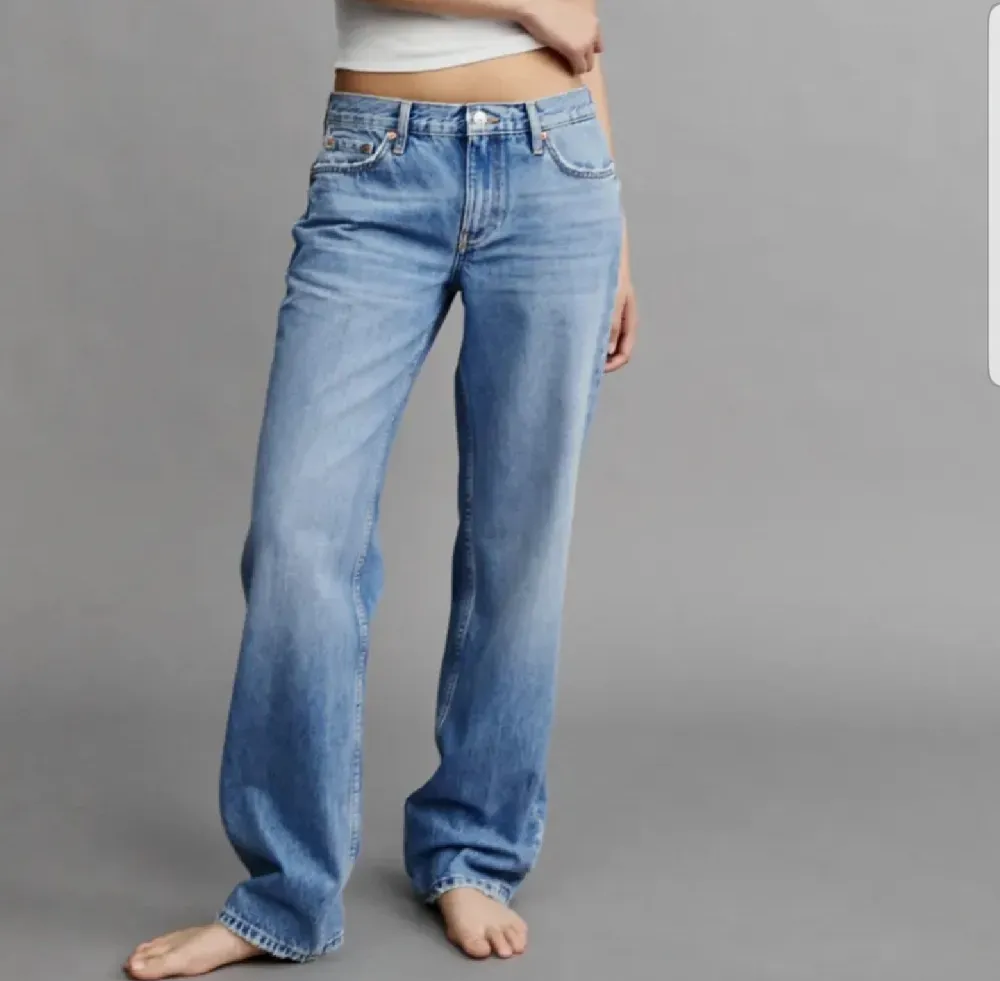 Säljer dessa super fina low waist jeans ifrån gina. Köpta för 499 kr.. Jeans & Byxor.