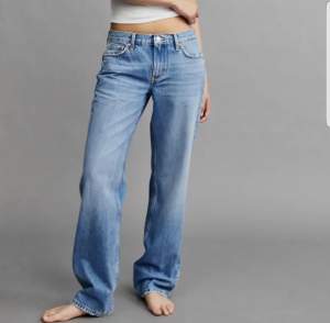 Säljer dessa super fina low waist jeans ifrån gina. Köpta för 499 kr.