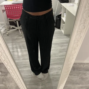 kostymbyxor  - Radiga kostymbyxor som går ända ner till marken (jag är 171cm) storlek 38 men passar mig lågmidjat som har 32/34 jätte fina men passar inte mig💕