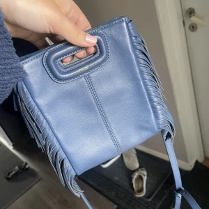 Maje väska  - Säljer denna marin/mörkblåa maje väska, superfin och i jättebra skick. Köpt här på plick men säljer den igen för att den inte kommit till så mycket användning. 