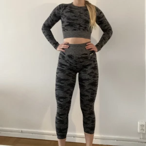 Långärmad tröja med matchande tights - Träningskläder i svart/grå från AYBL🖤 Använda ett par gånger✨