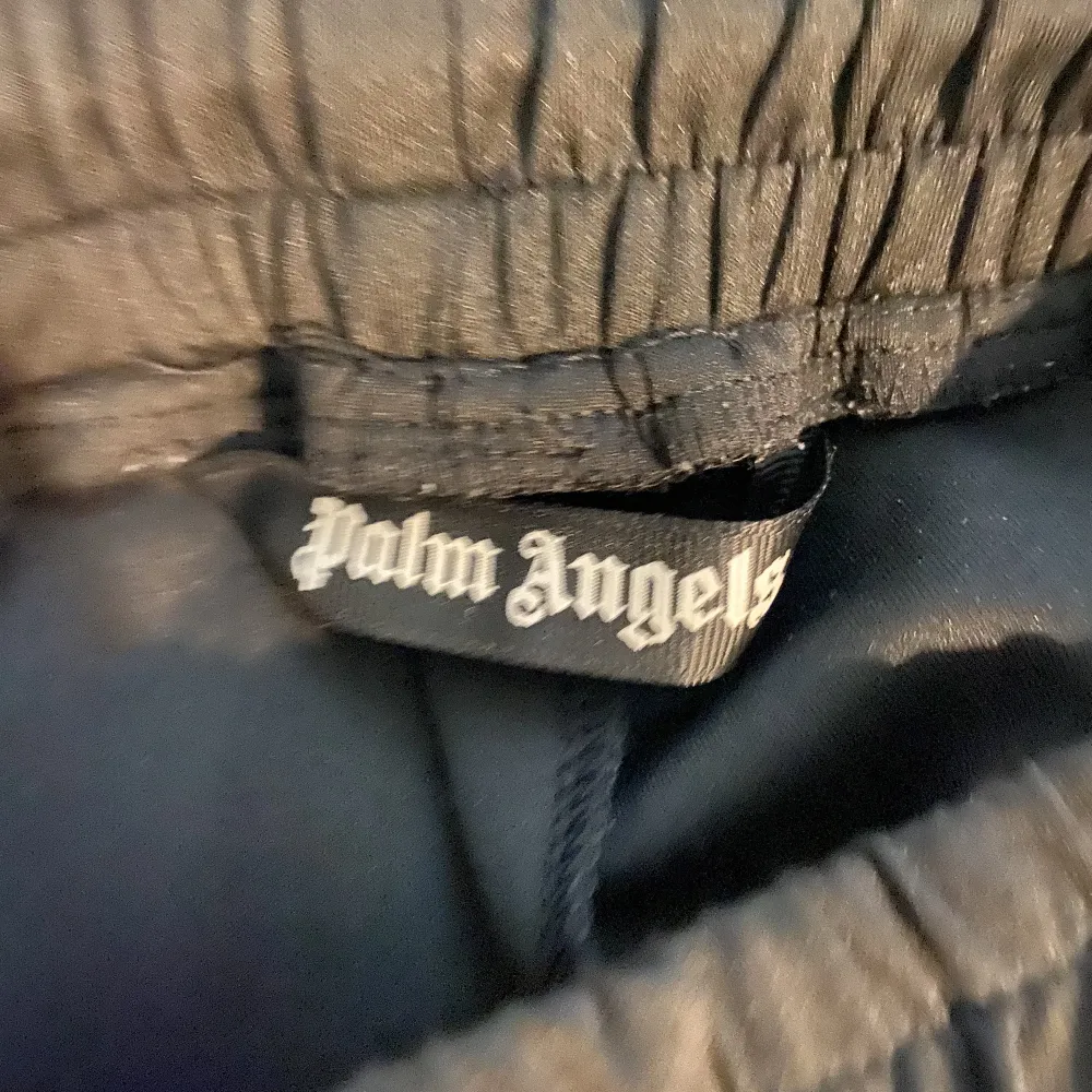 Säljer mina Palm angels byxor då de inte används. Är i väldigt bra skick inga defekter.. Jeans & Byxor.