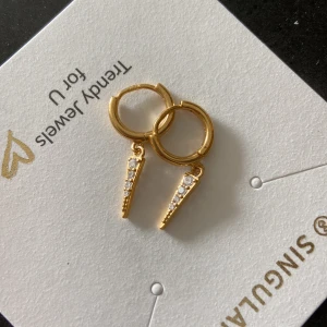 Singularu peak örhängen  - Jag säljer dessa eftersom att jag tyckte att dom var lite för små för min smak, dom kostar 450kr och jag hämtade ut dom idag precis men frakten att skicka tillbaka var rätt dyr så jag säljer dom för 400 + frakt, jag köpte dom från zalando (singularu)