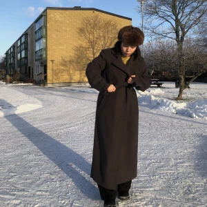 Kappa - Brun kappa i trenchcoat modell från NA-KD! Så snygg nu i höst! Det var acelvaddar i den från början men dem har jag plockat ur!  Sitter oversize på mig som brukar ha 36. Sparsamt använd!🍂 Nypris: 1199kr