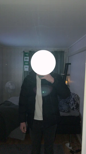 EA7 Armani Jacka - Säljer min Armani jacka som är använd förra vinter, finns inga skavanker eller liknande, passar M och L Sitter bra på mig som e 190cm i armar   Priset är inte hugget i sten så vid snabbaffär kan jag sänka mig