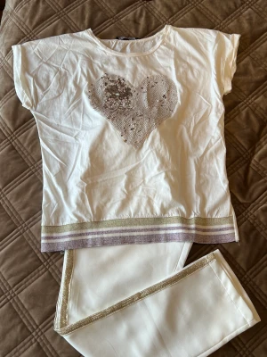 T-shirt med byxa - Enkelhet möter stil med vår vita t-shirt och matchande byxa 