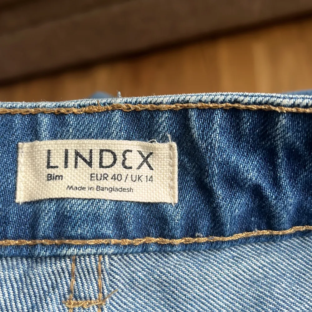 Jeans i bra skick från Lindex. Säljer då de inte passar mig längre☺️straightleg som passform!. Jeans & Byxor.