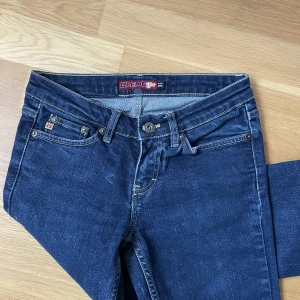 Lågmidjade jeans - Superfina Lågmidjade bootcut jeans från märket Blend. Säljer då de tyvärr inte passade mig. Storlek 25 waist. Midjemått: 35cm Innerbenslängd: 70cm