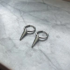 PEAK HOOPS - Hej skit snygga peak hoops från Edblad i normal storlek. Inga defekter säljs pga att jag har slutat använda silver. Rostfritt stål så går alltså att bada med osv. Köpta för 400kr .Självklart rengör jag dem med handsprit innan dem skickas! 💗
