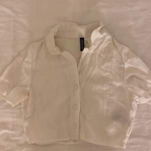 Säljer denna vita croppade skjortan från H&M i bra skick, köpte för 100 kr men säljer för 20. Storlek 32/xxs🤘🏼