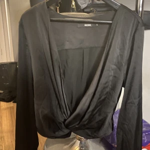 Blus  - Satin blus från bikbok Storlek S