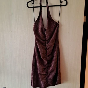 Festklänning - Bronsfärgad glittrig klänning från H&M