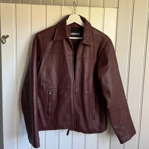 Skinnjacka - Perfekt vinröd skinnjacka, perfekt till hösten då den är lite fodrad också!