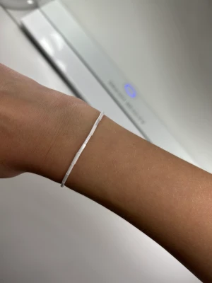 Vit armband  - Ett fint, somrigt armband med avlånga pärlor. Väldigt fin till sommaren och stilren. På bilden är det en storlek s men önskas annan storlek är det bara att skriva. 💗
