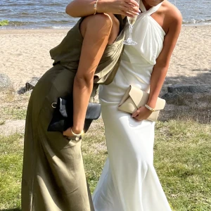 Bal kläning  - Säljer min slutsålda vita bal kläning från asos. Andvänd 1 gång på bal, lite smutsig längst ner men de kan fixas enkelt! Även uppsyd i släpet ca 5cm, men fortfarande lång på mig som är 169😊nypris 1800