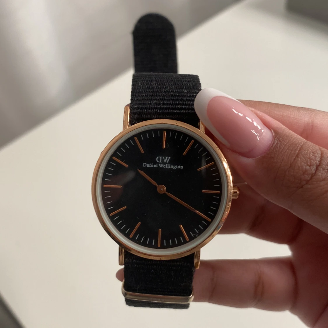 Svart klocka med rosé guld detaljer