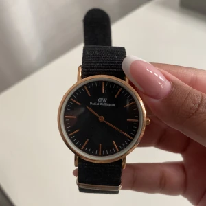 Svart klocka med rosé guld detaljer  - Svart klocka med guld detaljer 