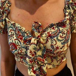 Snygg sommartop  - Superfin top från Bershka strl 34, använd 1 gång. 