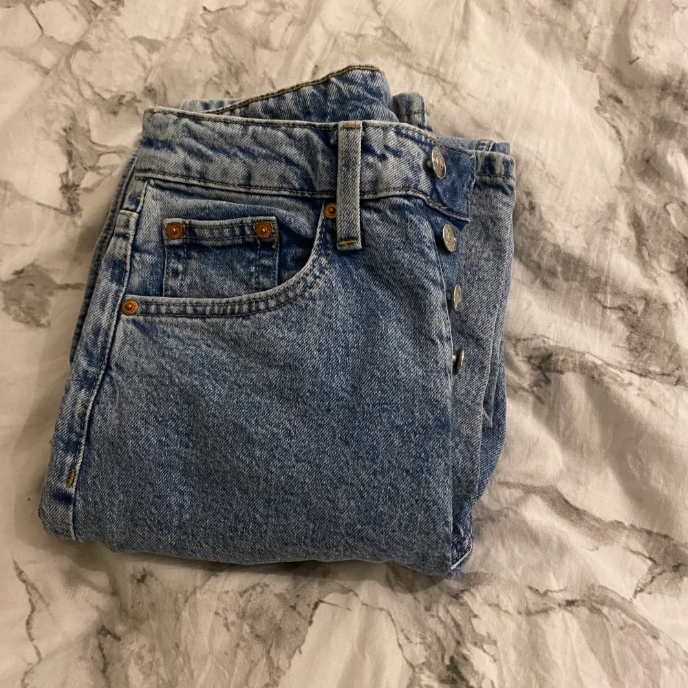 Jeans i nyskick, hör av er vid frågor eller intresse🌸. Jeans & Byxor.