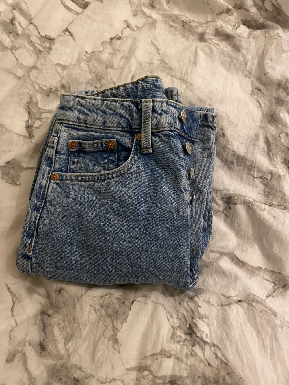 Jeans i nyskick, hör av er vid frågor eller intresse🌸. Jeans & Byxor.