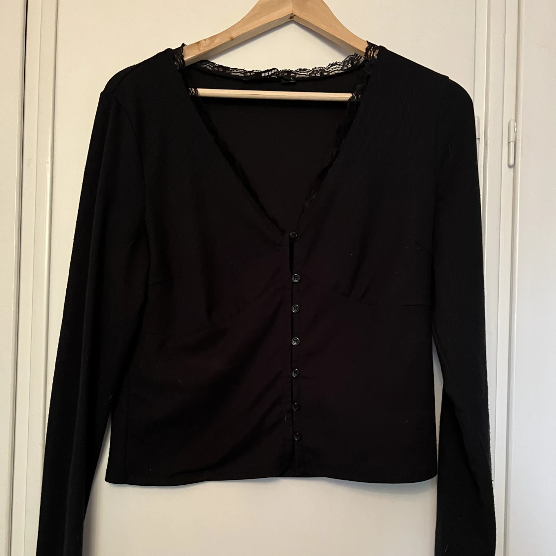 Svart topp med knäppning 
