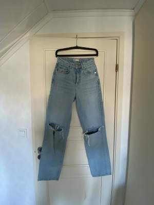 Blåa jeans med hål på knäna från Gina Tricot! Skicka för mer bilder 