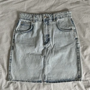 Jeanskjol  - En ljusblå jeanskjol från Gina Tricot i storlek 36. Något längre med en snygg slits bak. Använd typ två gånger. 