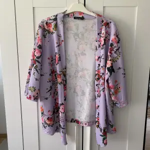 Jättefin kimono köpt på Boohoo i storlek L! Har inte använt den mycket, den är i jättefint skick. Väldigt bra kvalité. Säljer då jag inte har använt den på länge. 