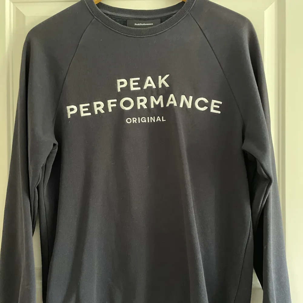 Sweatshirt från Peak Perfomance i storlek L. Mer mörkblå än på bilden.. Tröjor & Koftor.