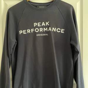 Sweatshirt från Peak Perfomance i storlek L. Mer mörkblå än på bilden.