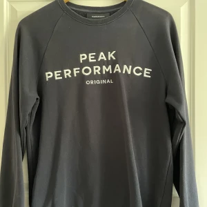 Peak Perfomance sweatshirt strl L - Sweatshirt från Peak Perfomance i storlek L. Mer mörkblå än på bilden.