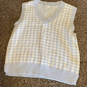 Väst - Jätte söt väst från shein som aldrig kommit till användning tyvärr.