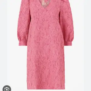 Rosa trekvarts klänning från vero moda, aldrig använd lappen är kvar!💖 250 + frakt