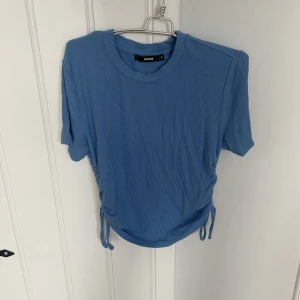Bik bok t-shirt - Säljer denna t-shirt från bik bok använd Max 2 gånger. Helt nytt skick