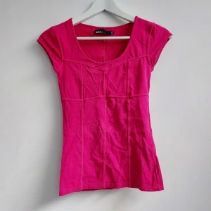 Topp - Rosa topp men insydd "korsett". Färgen är mer som på bild 3