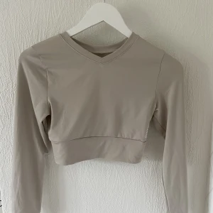 Träningstoppar - 🤎Tröja från Gymsharks ”Rest Day” kollektion (finns inte på hemsidan längre: beige, snygg öppen rygg med ”snördetaljer”. Storlek xs. 70kr. 💗Gymshark Pipa pullover, ljusrosa, storlek xs. 80kr. 🖤Stronger, ribbad croptop. Slut på hemsidan. Storlek xs/s. 50kr 
