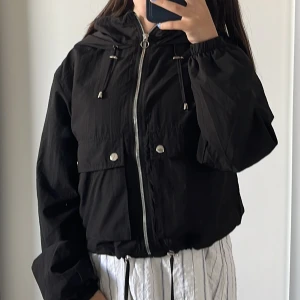 Tunn svart jacka - En helt oanvänd svart tunnjacka Säljer pågrund av att det inte riktigt är min stil! Den är från pull&beer. Stl s men passar även en xs!