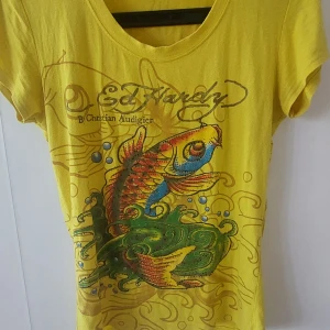 Ed Hardy t-shirt - Super fin Ed Hardy tröja. Jag köpte den second hand av en tjej och älskat den. Säljer dock då jag överanvänt den. Fortfarande i fint skick.  ❗I MIN PROFIL FINNS FLER PLAGG, BRA PRIS (kan alltid disskuteras) Ta en titt💞❗