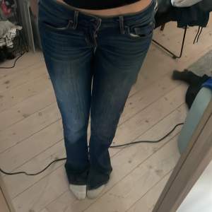 Säljer ett par jättefina lågmidjade jeans i blått från hollister. Det är jeans med slits. De är köpta här på Plick. Säljer då de inte riktigt passade mig. Pris kan diskuteras. Kontakta gärna mig för fler bilder och frågor😊💕