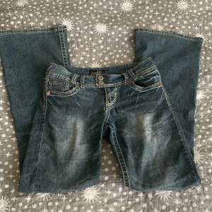 Mörkblå lågmidjade jeans 