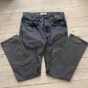 Sjukt snygga raka jeans från Acne gråblå! 