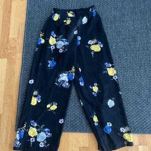 Sommar byxor  - Dom här byxorna är så sköna fladdriga men tighta i midjan och runt rumpan, tunna men inte genomskinliga. Dessa kommer tyvärr inte till användning har använt dom 1 gång 