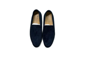 Loro piana loafers - Heisan sälier dessa identiska Loro piana loafers perfekta till sommaren (Finns flera färger). Medföljer kvitto box alltsa alla OG. Vid fragor om skorna eller andra produkter skriv gärna pá dms :)