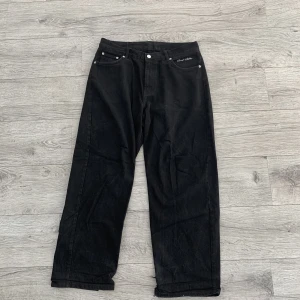 Sweet Sktbs jeans svart - Svarta baggy jeans från Sweet Sktbs i storlek M, bra skick.