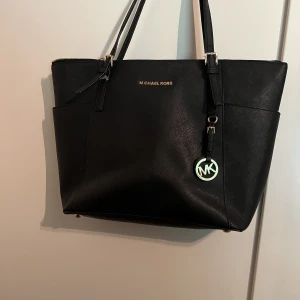 Michael Kors väska - Äkta Michael Kors väska, saknar ett i och ett lite slitet handtag (se bild) men i övrigt en fin väska✨